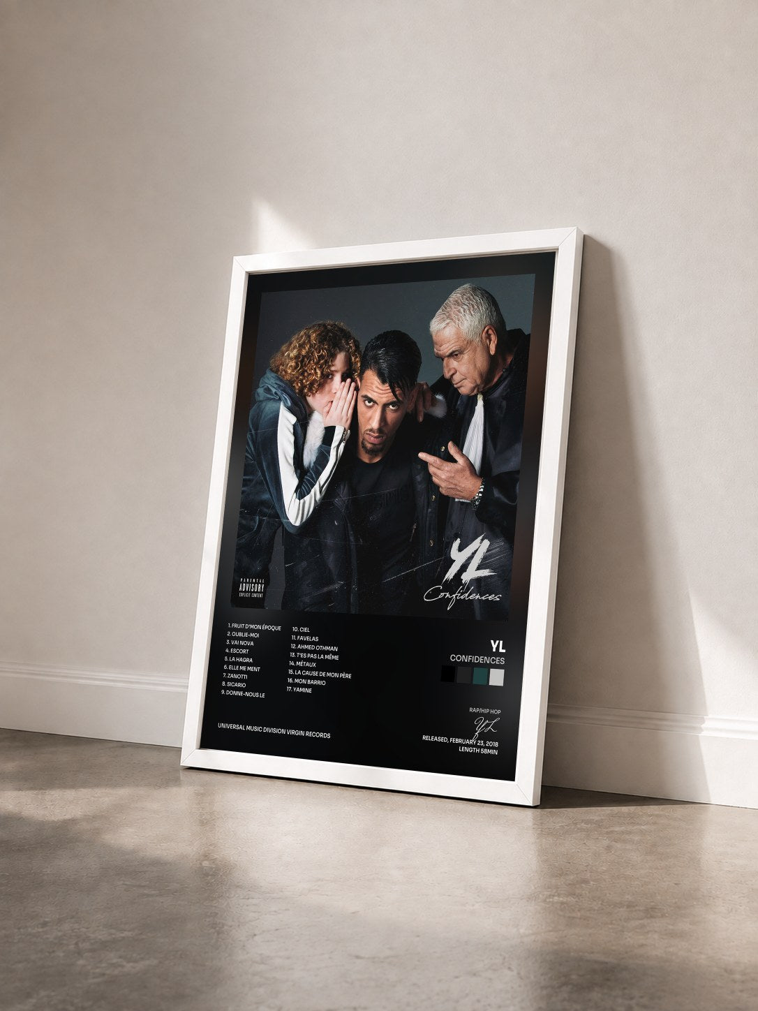 #blanc Tableau de l'album Confidences de YL vu de trois quarts, cadre blanc