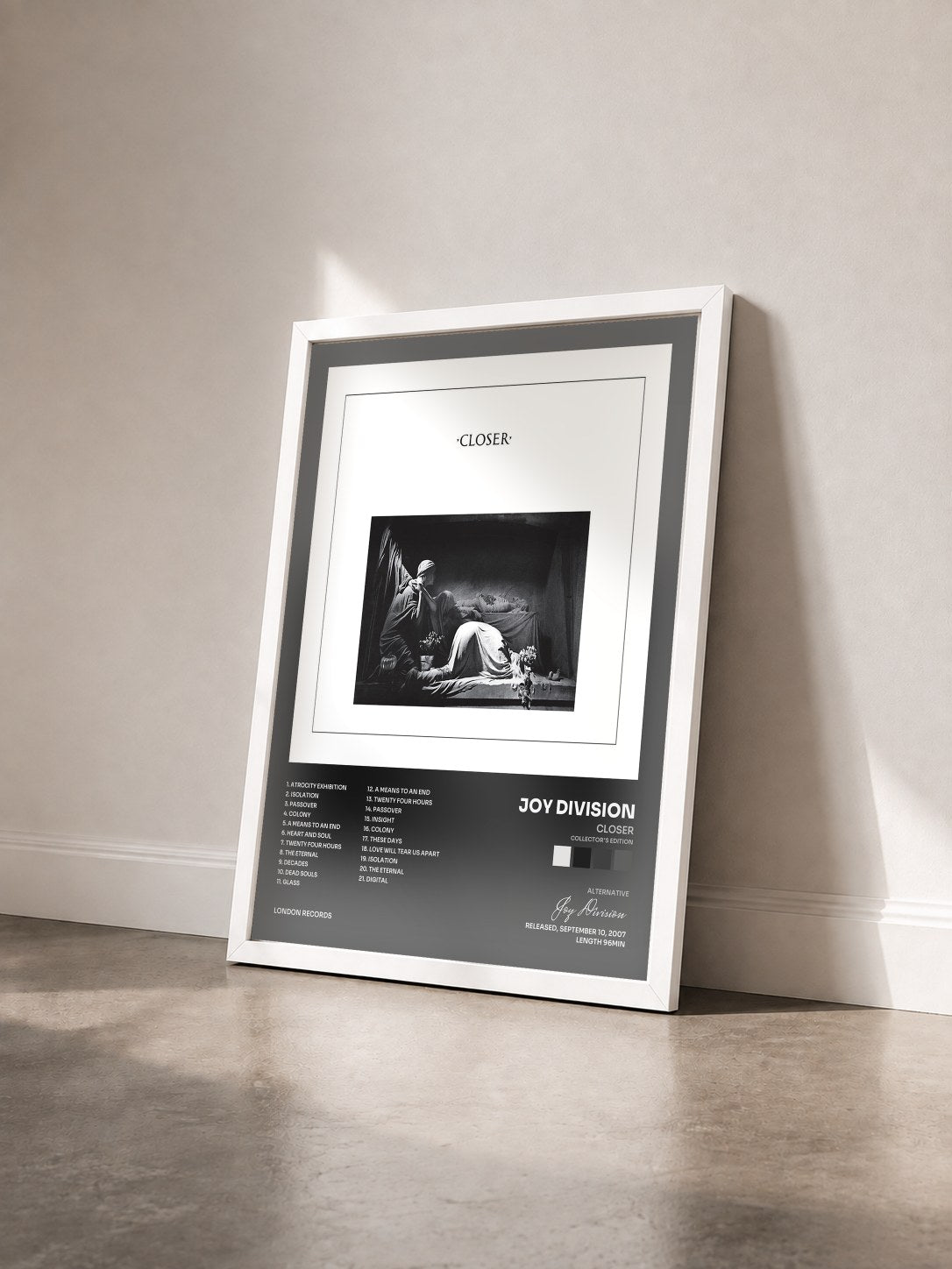 #blanc Tableau de l'album Closer (Collector's Edition) de Joy Division vu de trois quarts, cadre blanc
