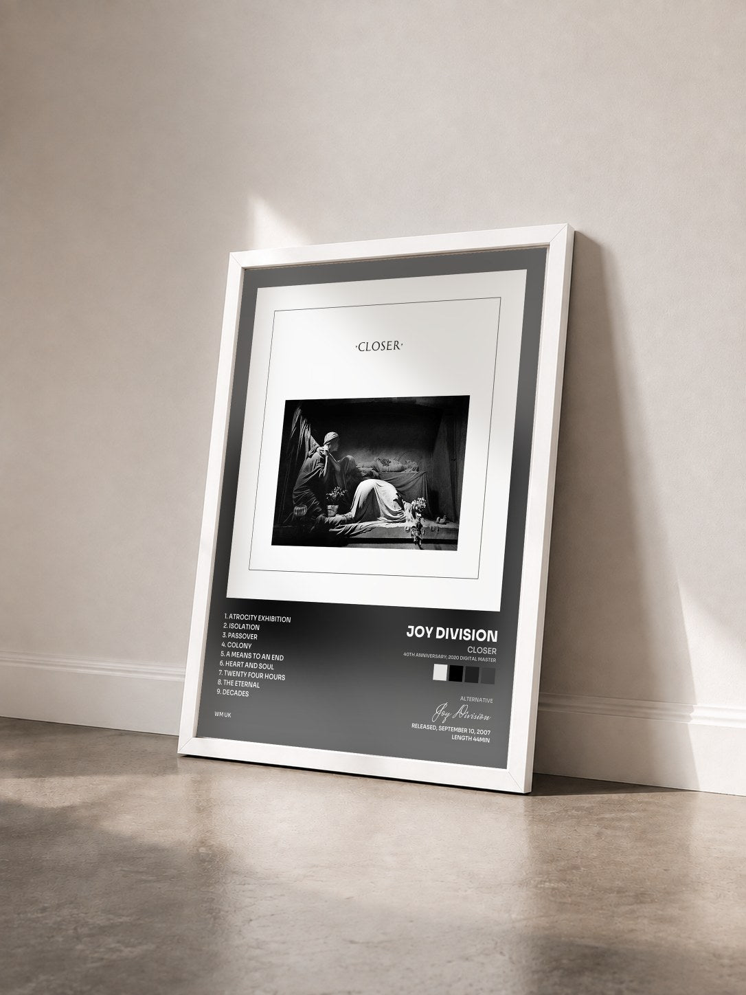 #blanc Tableau de l'album Closer (40th Anniversary; 2020 Digital Master) de Joy Division vu de trois quarts, cadre blanc