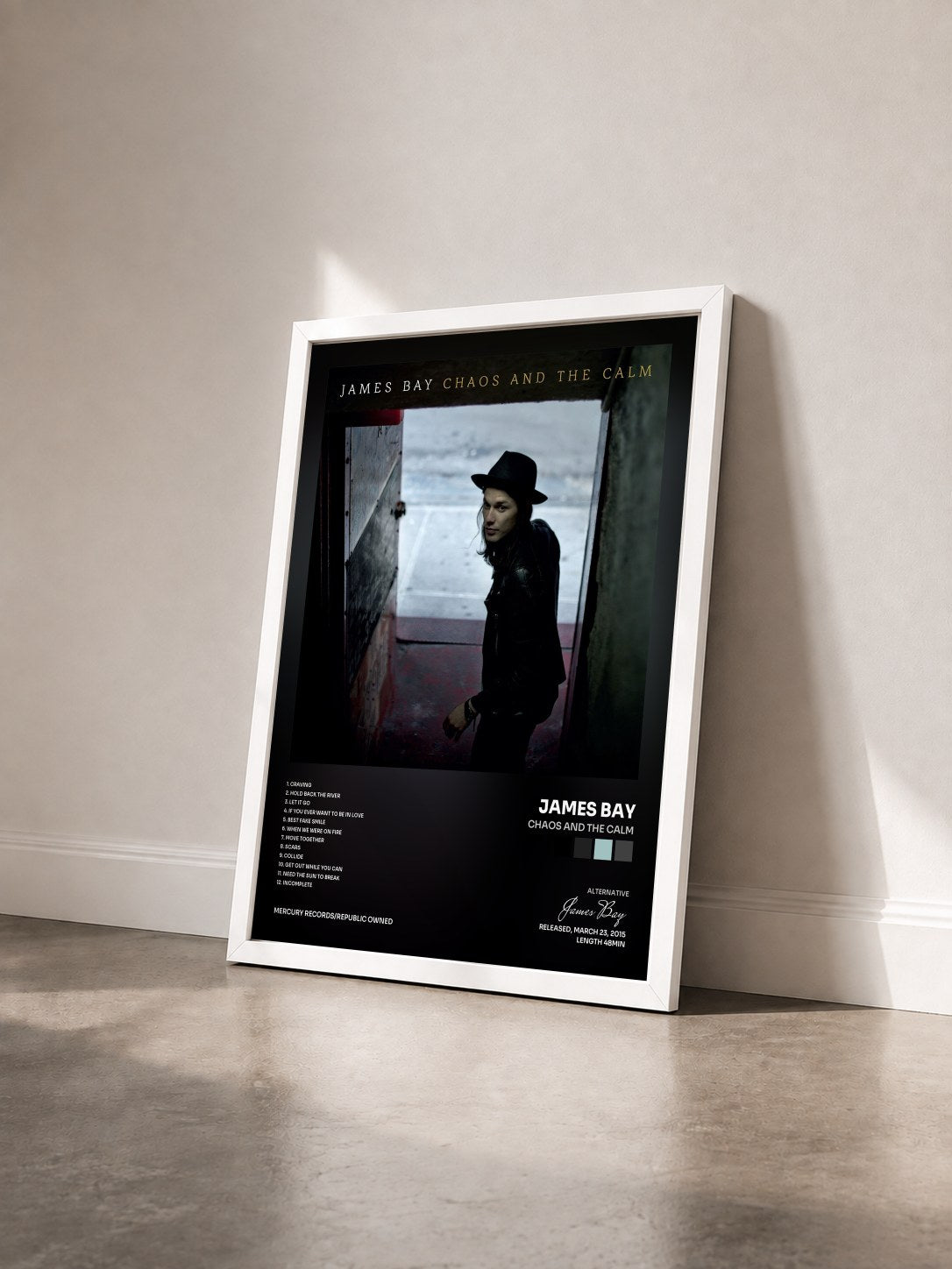 #blanc Tableau de l'album Chaos And The Calm de James Bay vu de trois quarts, cadre blanc