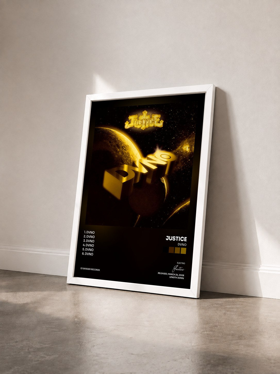 #blanc Tableau de l'album DVNO de Justice vu de trois quarts, cadre blanc