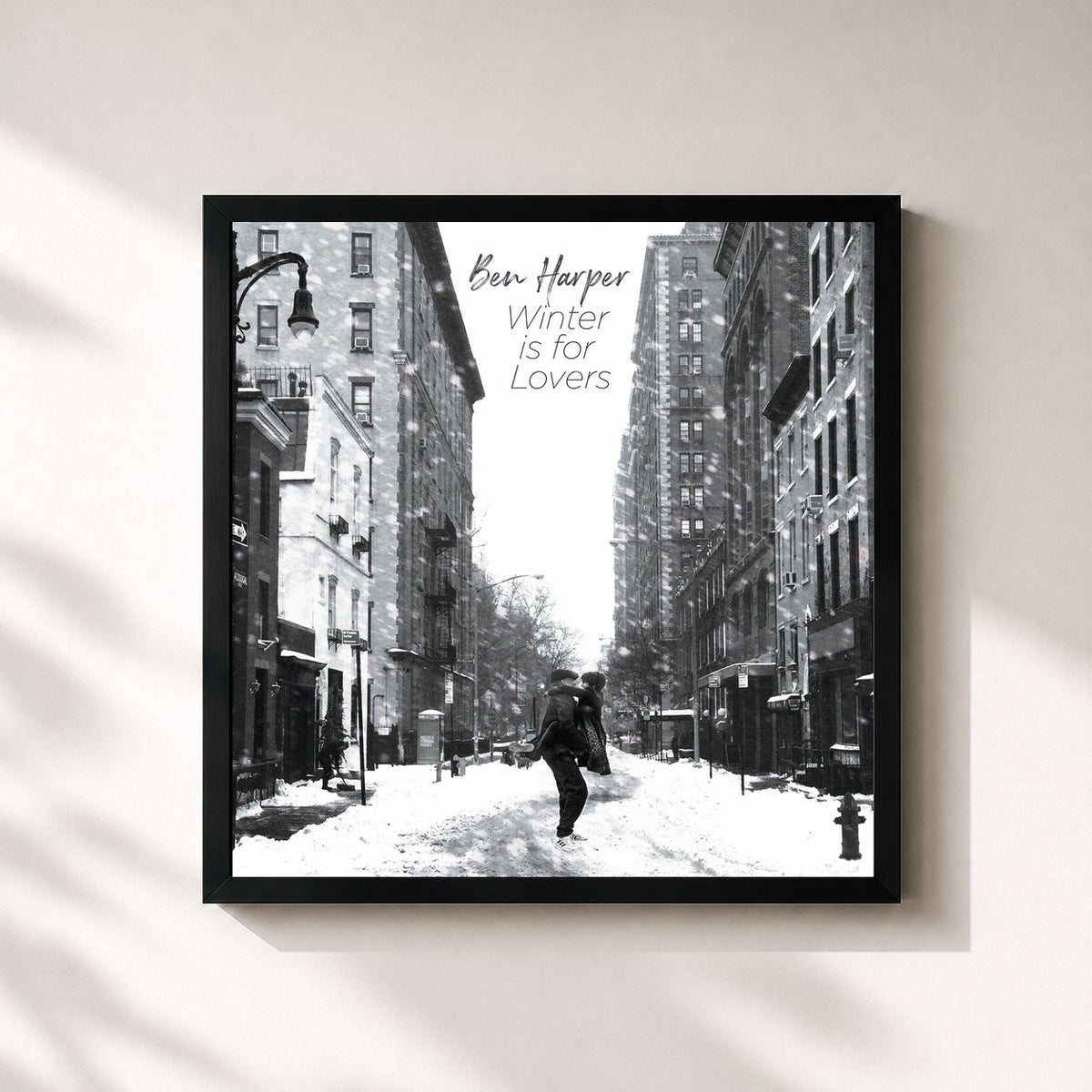 #noir Winter Is For Lovers de Ben Harper en lámina cuadrada enmarcada, marco negro de 32x32 cm