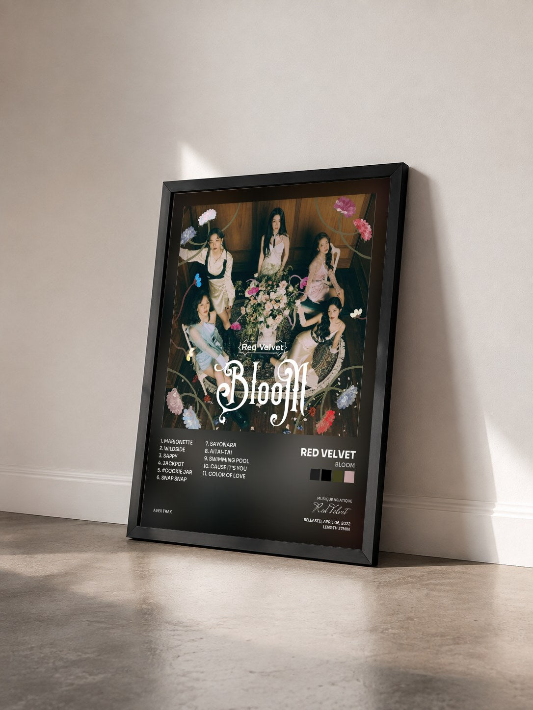 #noir Tableau de l'album Bloom de Red Velvet vu de trois quarts, cadre noir