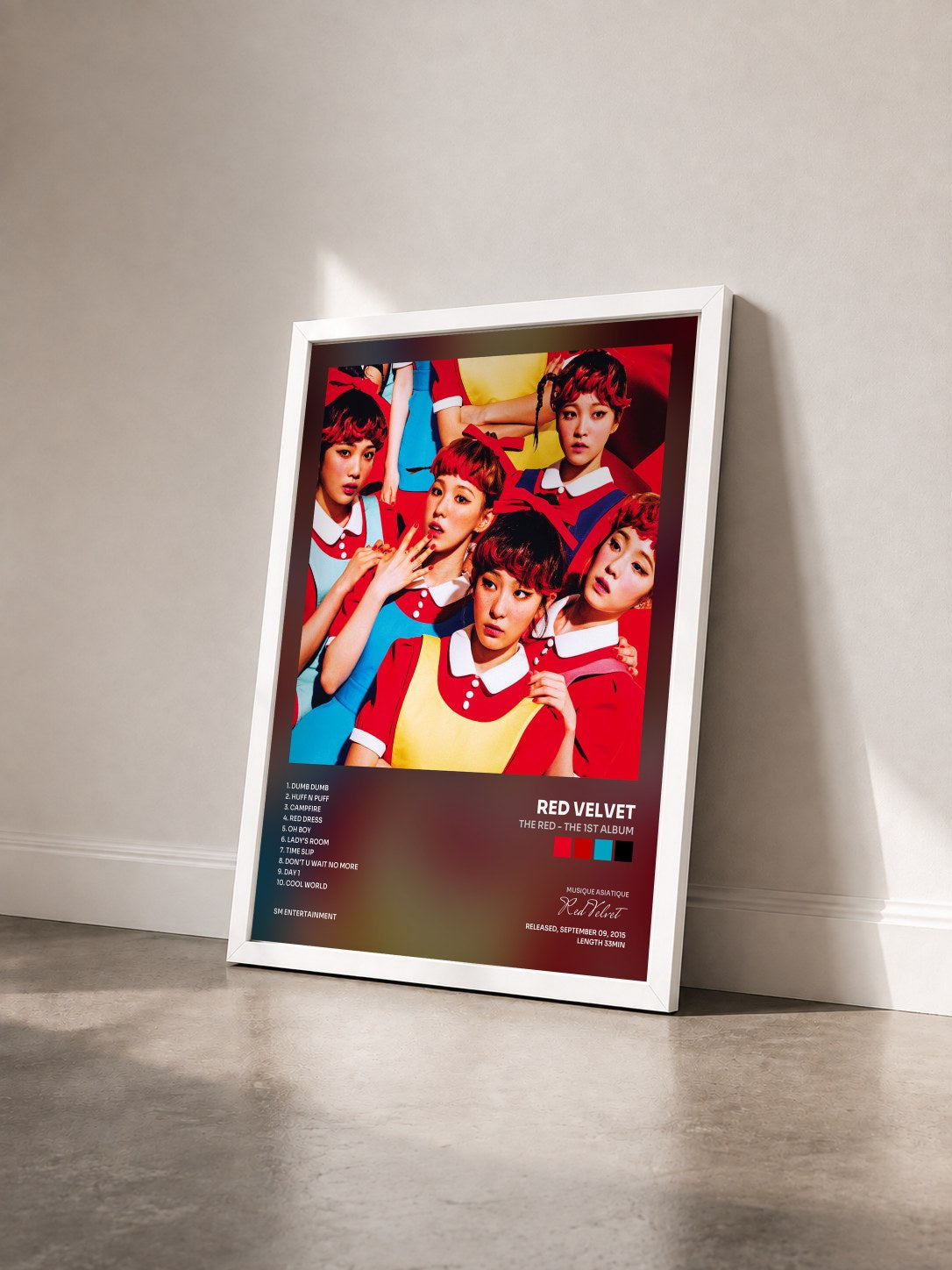 #blanc Tableau de l'album The Red - The 1st Album de Red Velvet vu de trois quarts, cadre blanc