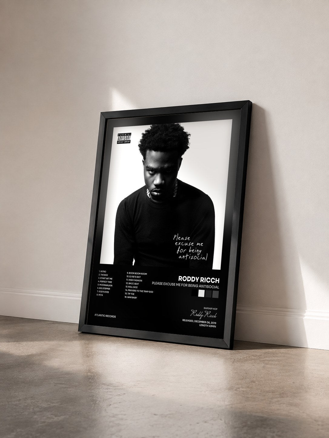 #noir Tableau de l'album Please Excuse Me for Being Antisocial de Roddy Ricch vu de trois quarts, cadre noir