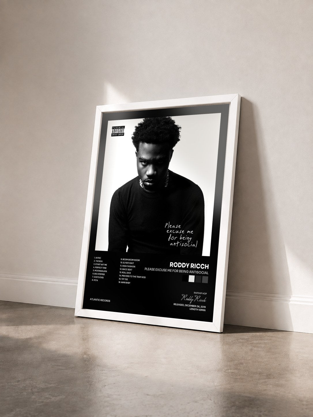 #blanc Tableau de l'album Please Excuse Me for Being Antisocial de Roddy Ricch vu de trois quarts, cadre blanc