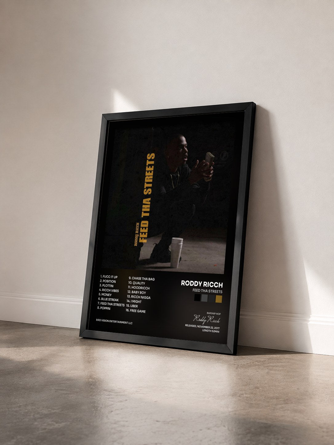 #noir Tableau de l'album Feed tha Streets de Roddy Ricch vu de trois quarts, cadre noir