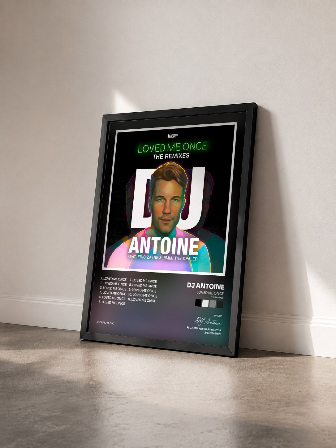 #noir Tableau de l'album Loved Me Once (The Remixes) de DJ Antoine vu de trois quarts, cadre noir