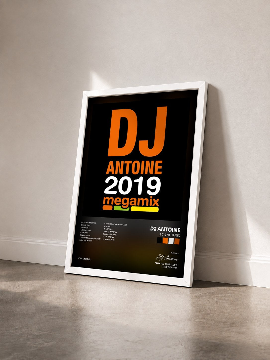 #blanc Tableau de l'album 2019 Megamix de DJ Antoine vu de trois quarts, cadre blanc