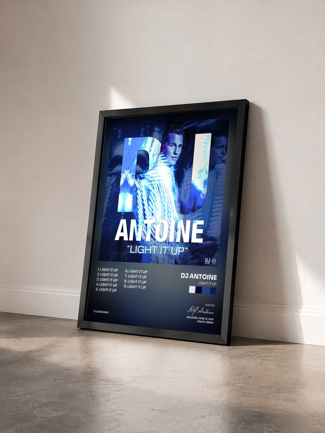 #noir Tableau de l'album Light It Up de DJ Antoine vu de trois quarts, cadre noir