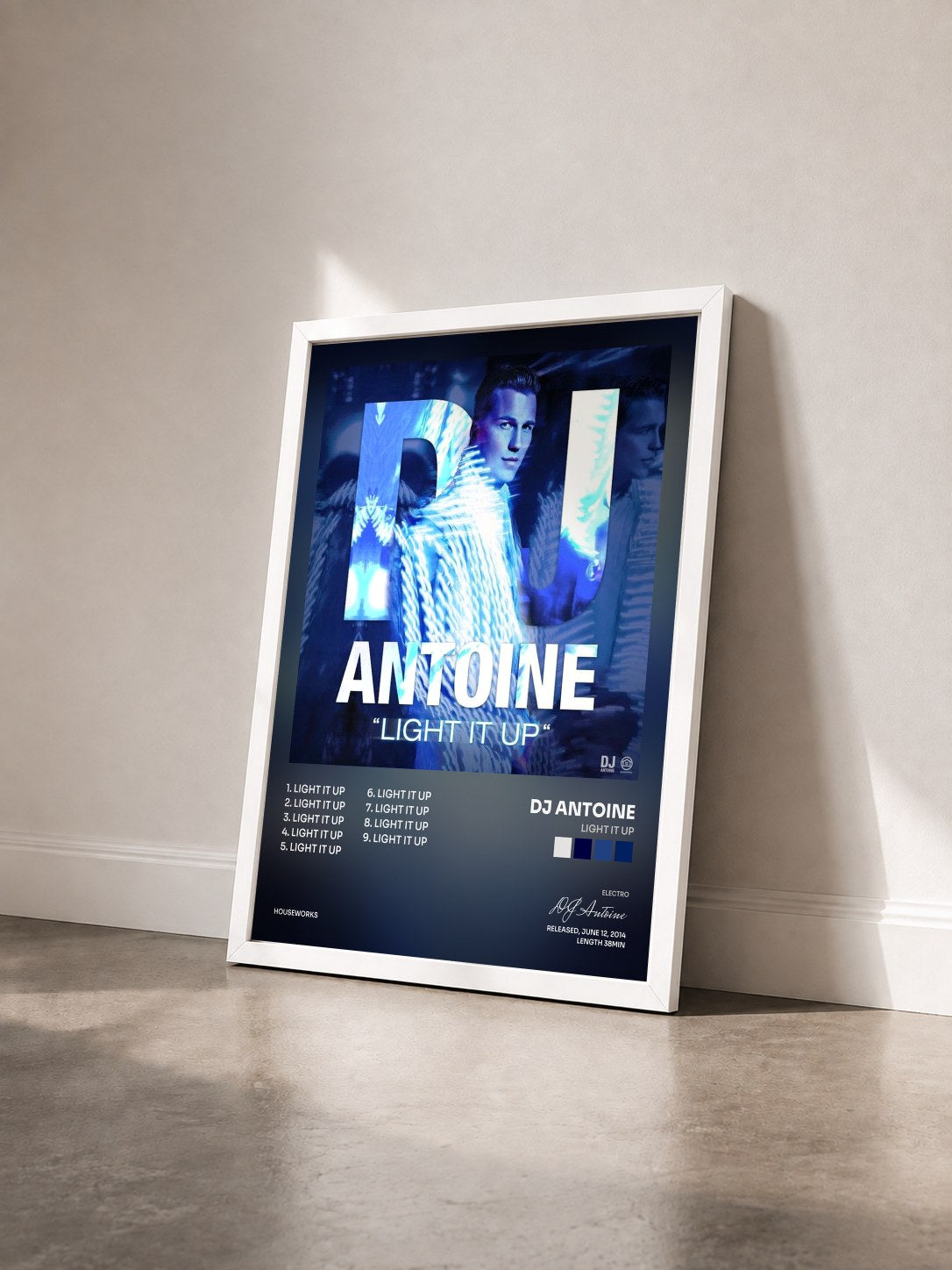#blanc Tableau de l'album Light It Up de DJ Antoine vu de trois quarts, cadre blanc