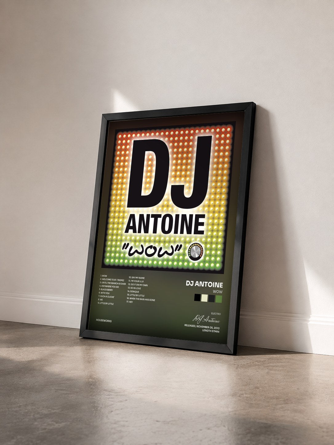 #noir Tableau de l'album WOW de DJ Antoine vu de trois quarts, cadre noir