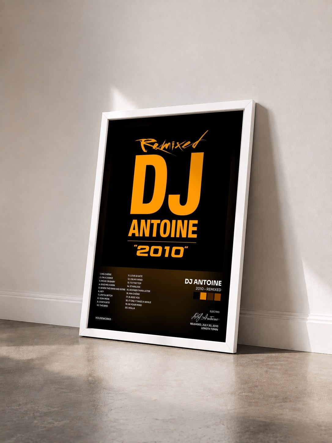 #blanc Tableau de l'album 2010 - Remixed de DJ Antoine vu de trois quarts, cadre blanc