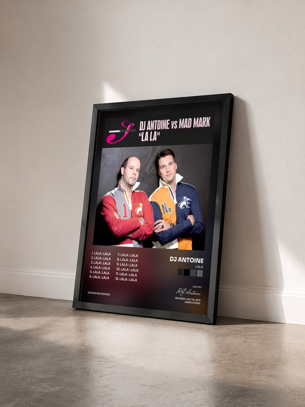 #noir Tableau de l'album Lala de DJ Antoine vu de trois quarts, cadre noir