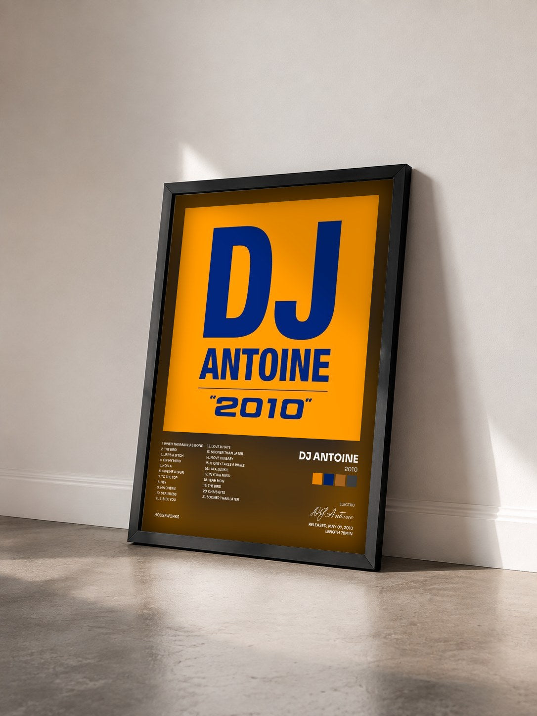 #noir Tableau de l'album 2010 de DJ Antoine vu de trois quarts, cadre noir