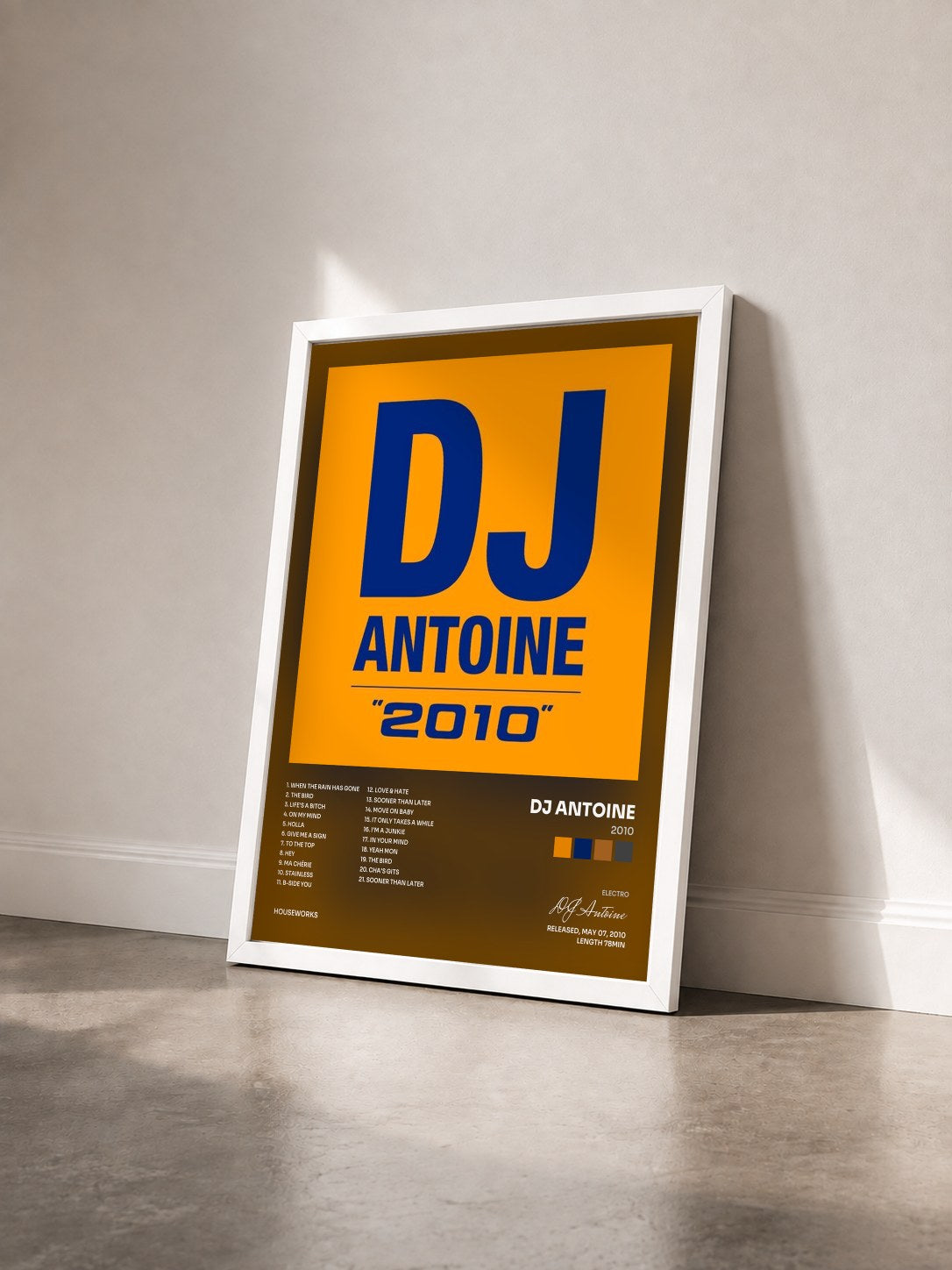 #blanc Tableau de l'album 2010 de DJ Antoine vu de trois quarts, cadre blanc