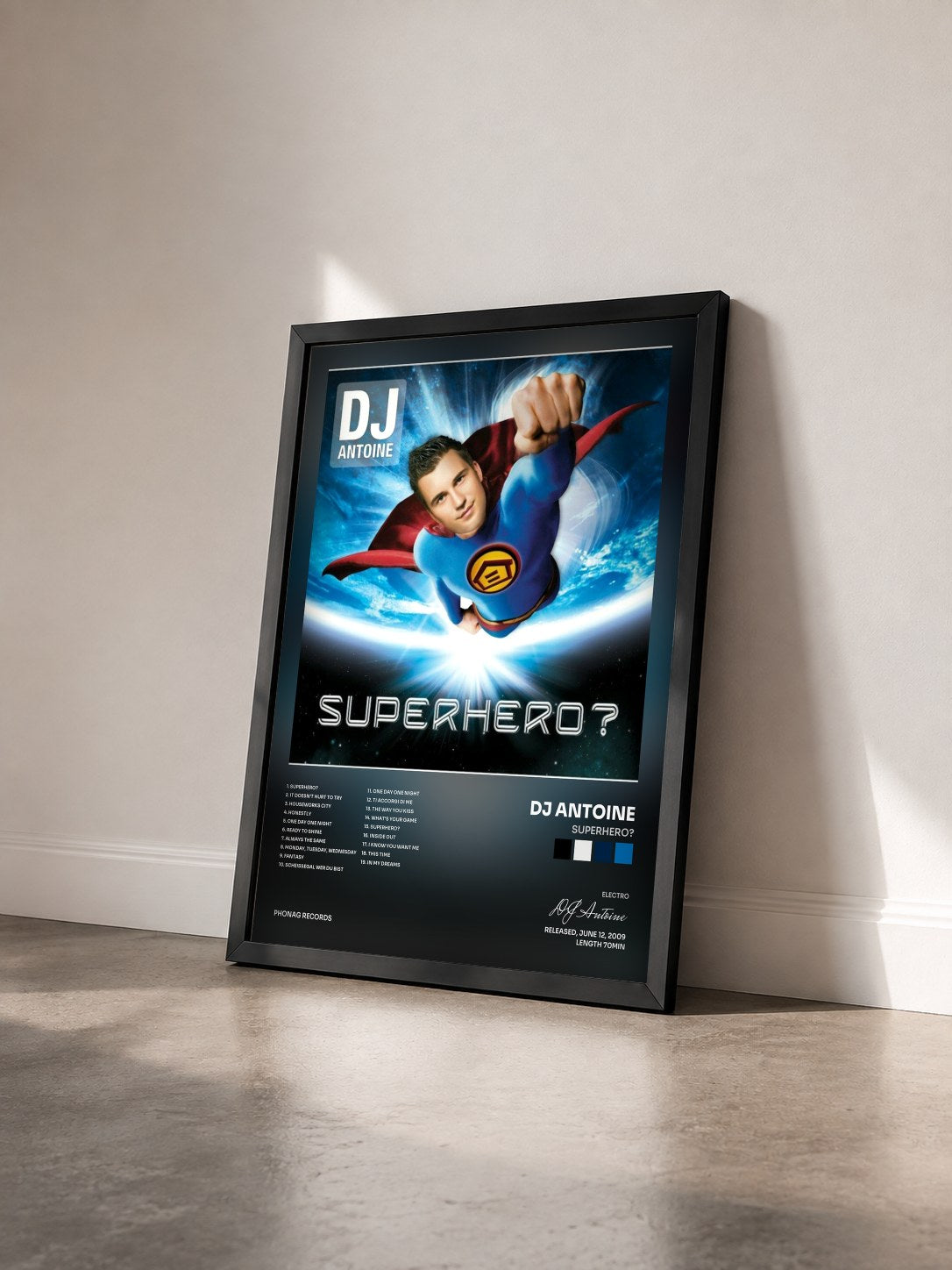 #noir Tableau de l'album Superhero? de DJ Antoine vu de trois quarts, cadre noir
