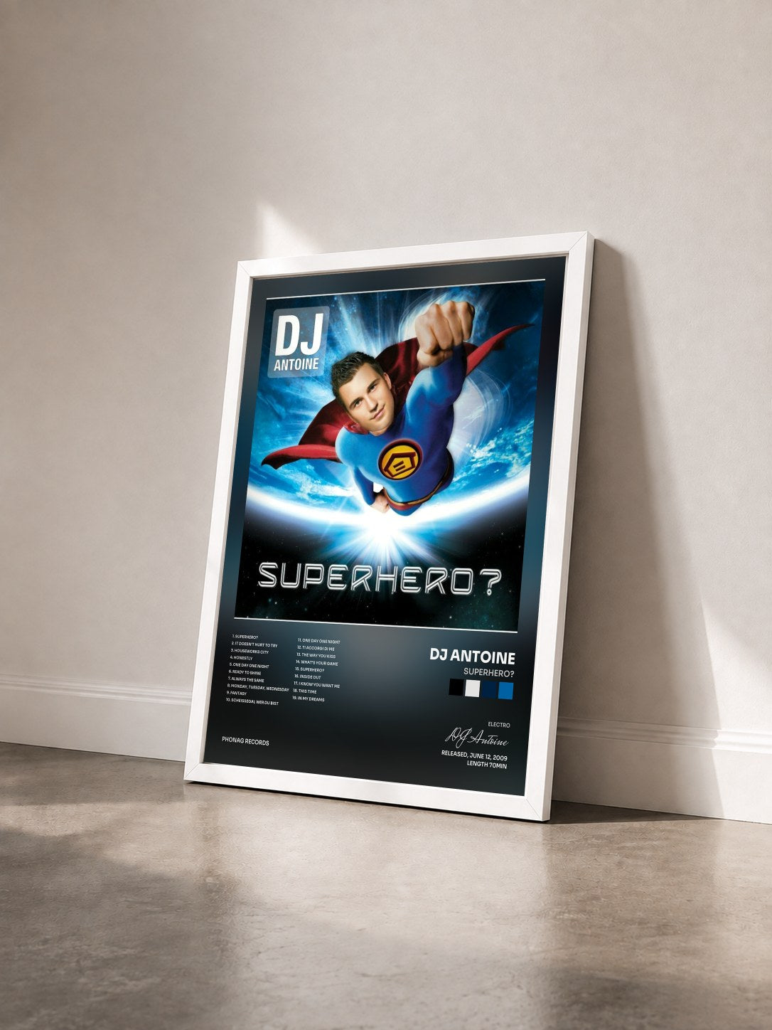 #blanc Tableau de l'album Superhero? de DJ Antoine vu de trois quarts, cadre blanc