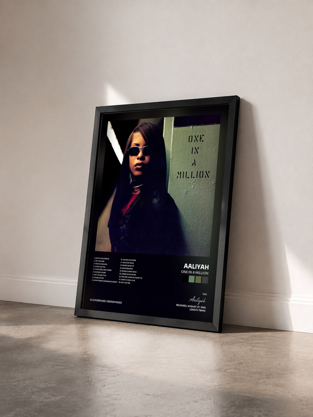 #noir One In A Million von Aaliyah als gerahmter Kunstdruck von schräg gesehen, schwarzer Rahmen