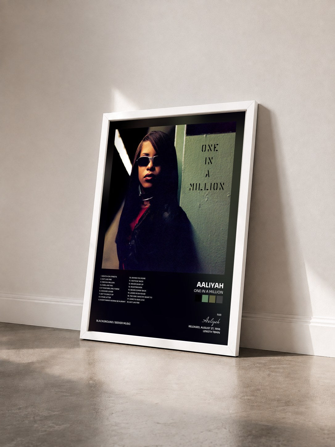 #blanc One In A Million de Aaliyah en lámina enmarcada vista de tres cuartos, marco blanco
