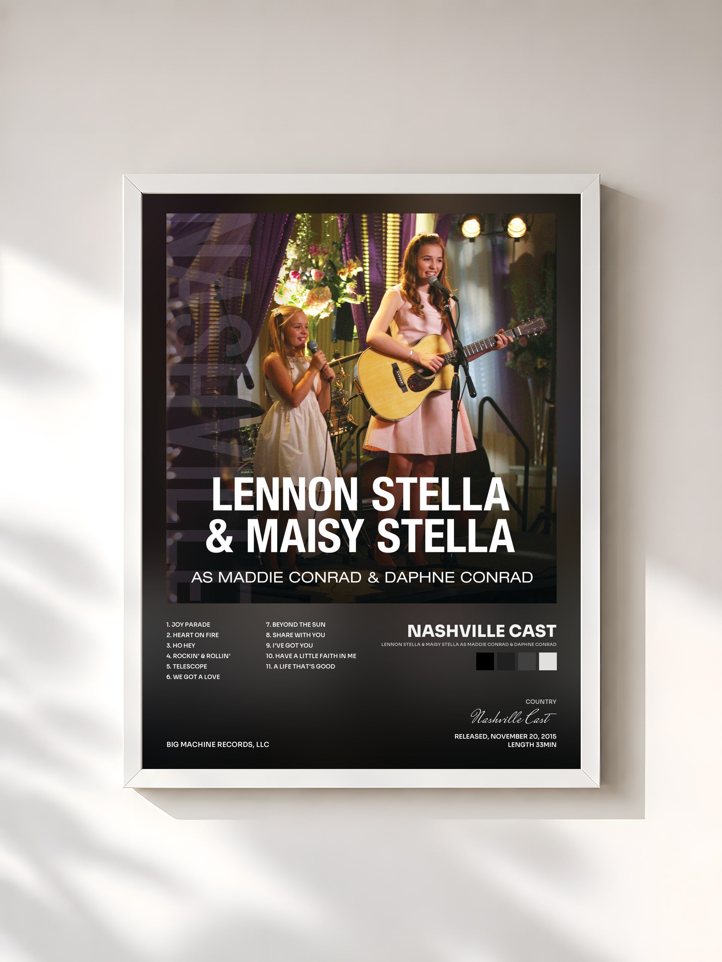 #blanc Tableau de l'album Lennon Stella & Maisy Stella As Maddie Conrad & Daphne Conrad de Nashville Cast, cadre blanc, imprimé et encadré en France