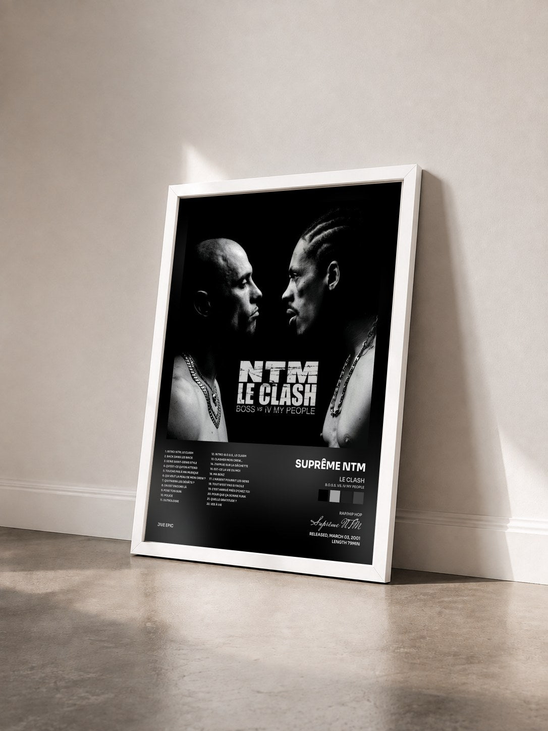 #blanc Le Clash (B.O.S.S. vs. IV My People) di Suprême NTM in stampa incorniciata vista di tre quarti, cornice bianca