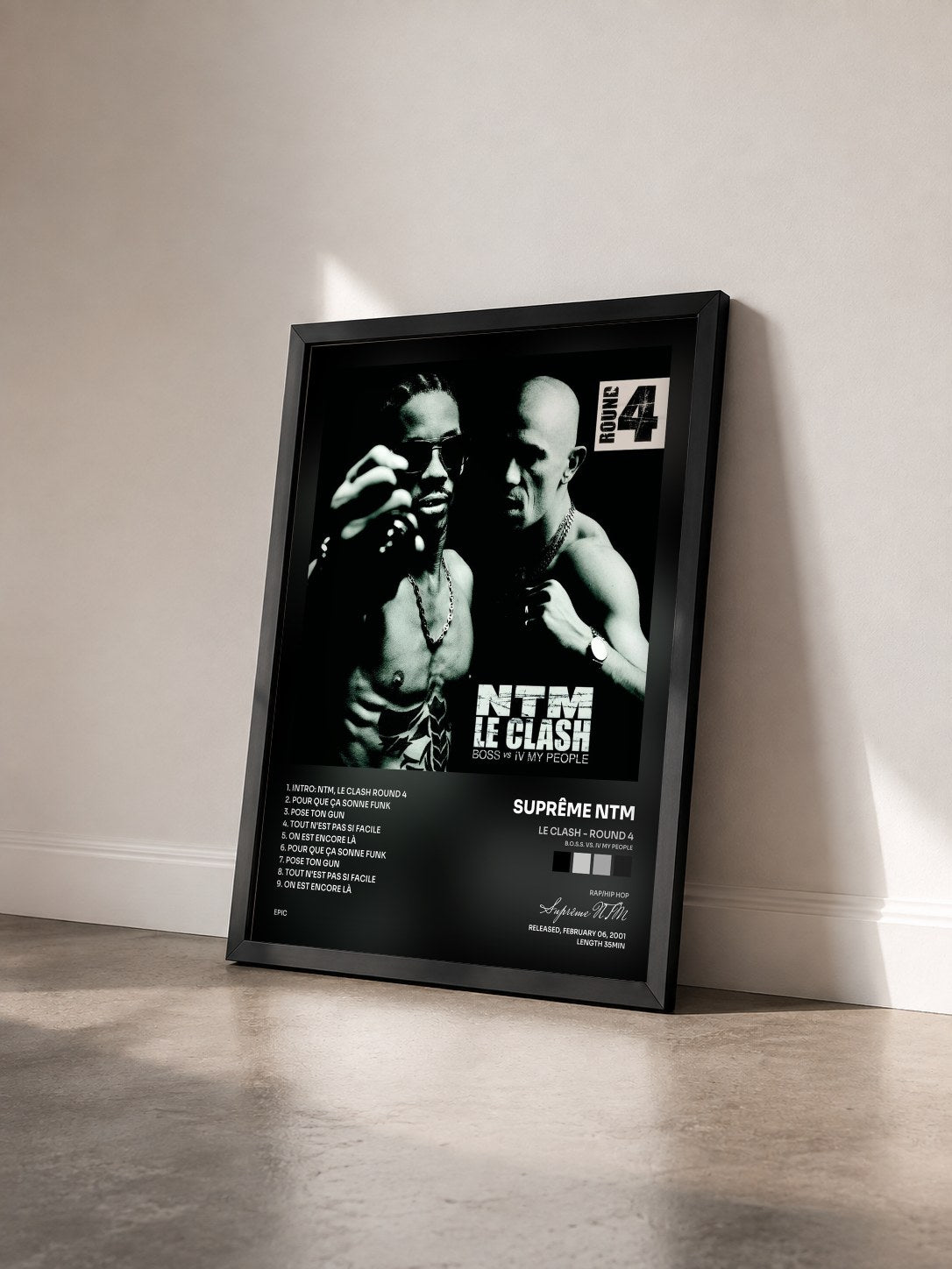 #noir Le Clash - Round 4 (B.O.S.S. vs. IV My People) di Suprême NTM in stampa incorniciata vista di tre quarti, cornice nera