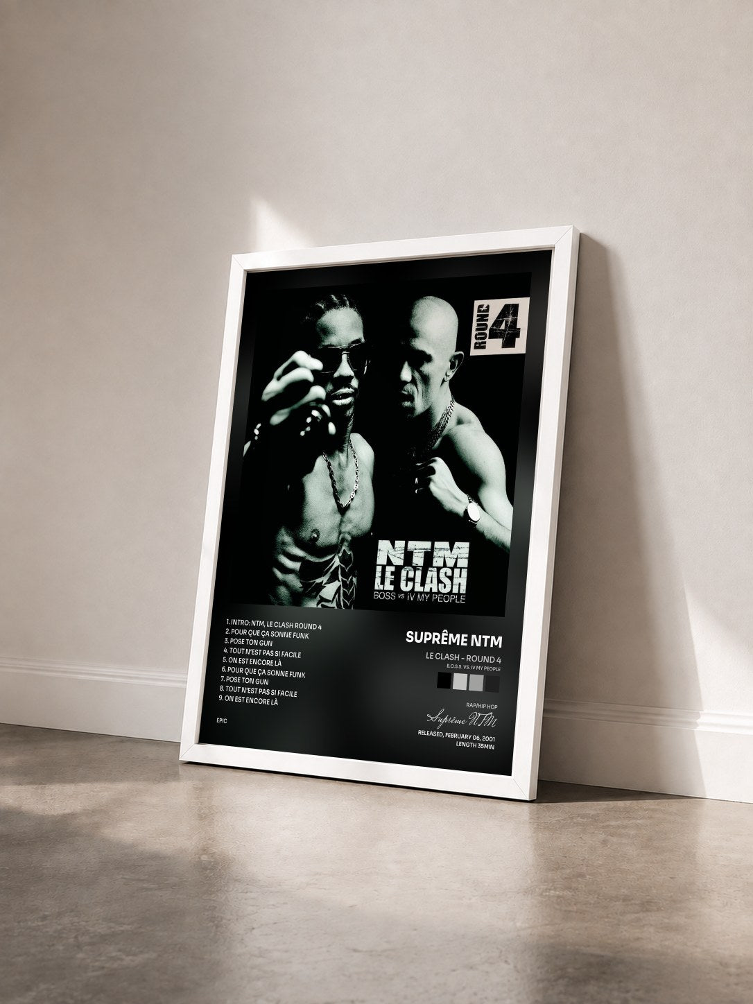 #blanc Le Clash - Round 4 (B.O.S.S. vs. IV My People) di Suprême NTM in stampa incorniciata vista di tre quarti, cornice bianca