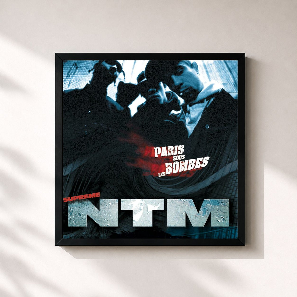 #noir Paris sous les bombes di Suprême NTM in stampa quadrata incorniciata, cornice nera 32x32 cm