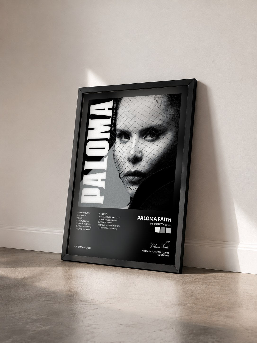 #noir Tableau de l'album Infinite Things de Paloma Faith vu de trois quarts, cadre noir