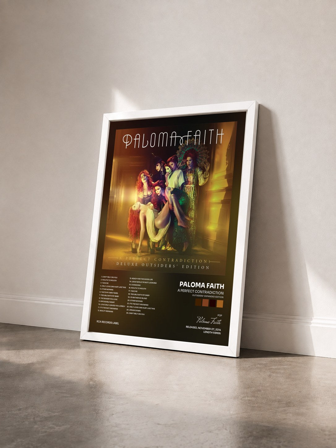 #blanc Tableau de l'album A Perfect Contradiction (Outsiders' Expanded Edition) de Paloma Faith vu de trois quarts, cadre blanc