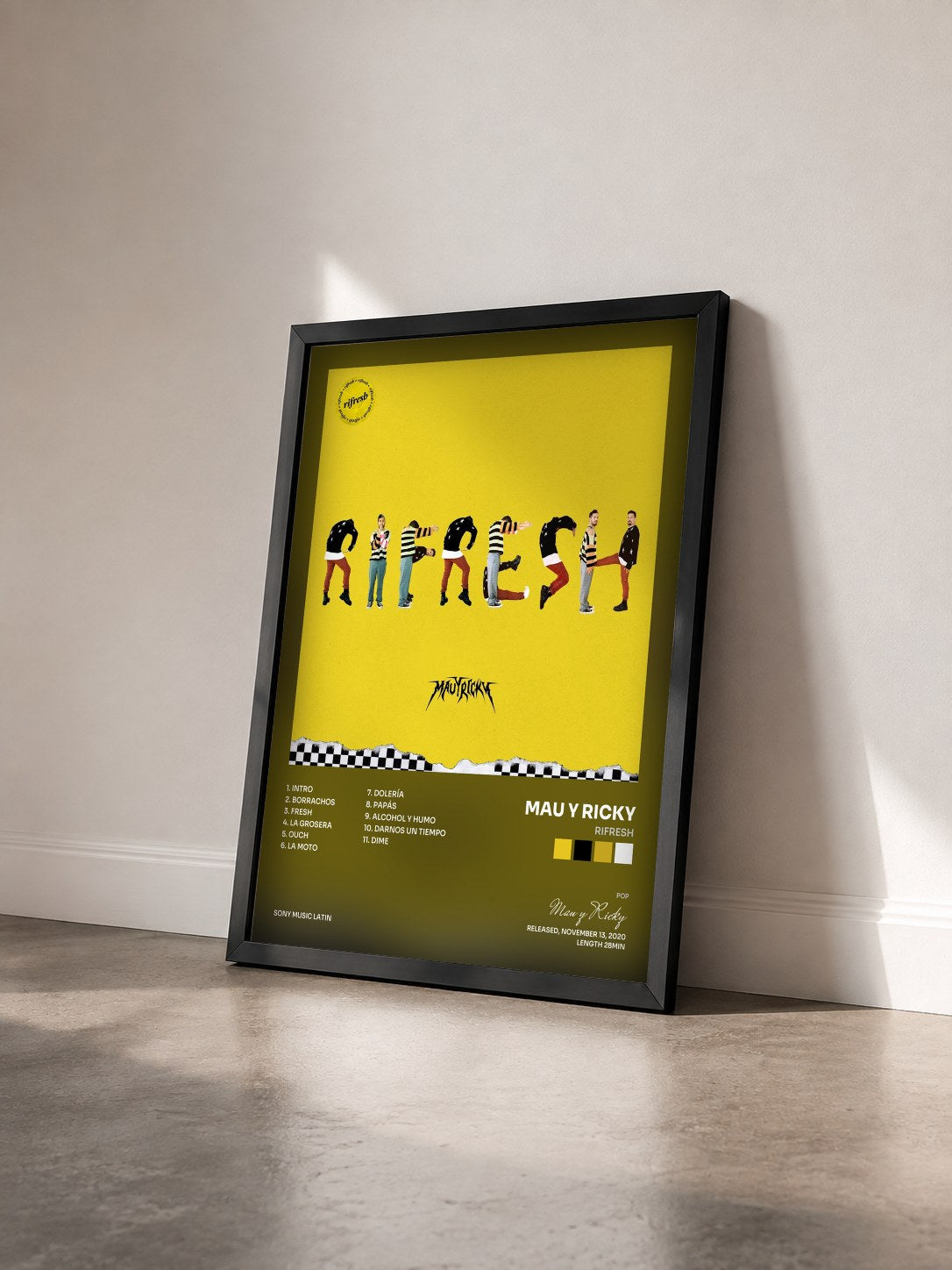 #noir Tableau de l'album rifresh de Mau y Ricky vu de trois quarts, cadre noir