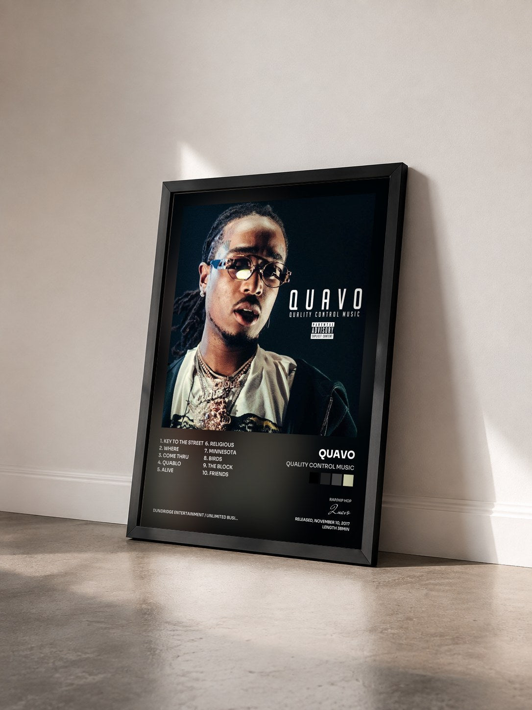#noir Quality Control Music von Quavo als gerahmter Kunstdruck von schräg gesehen, schwarzer Rahmen