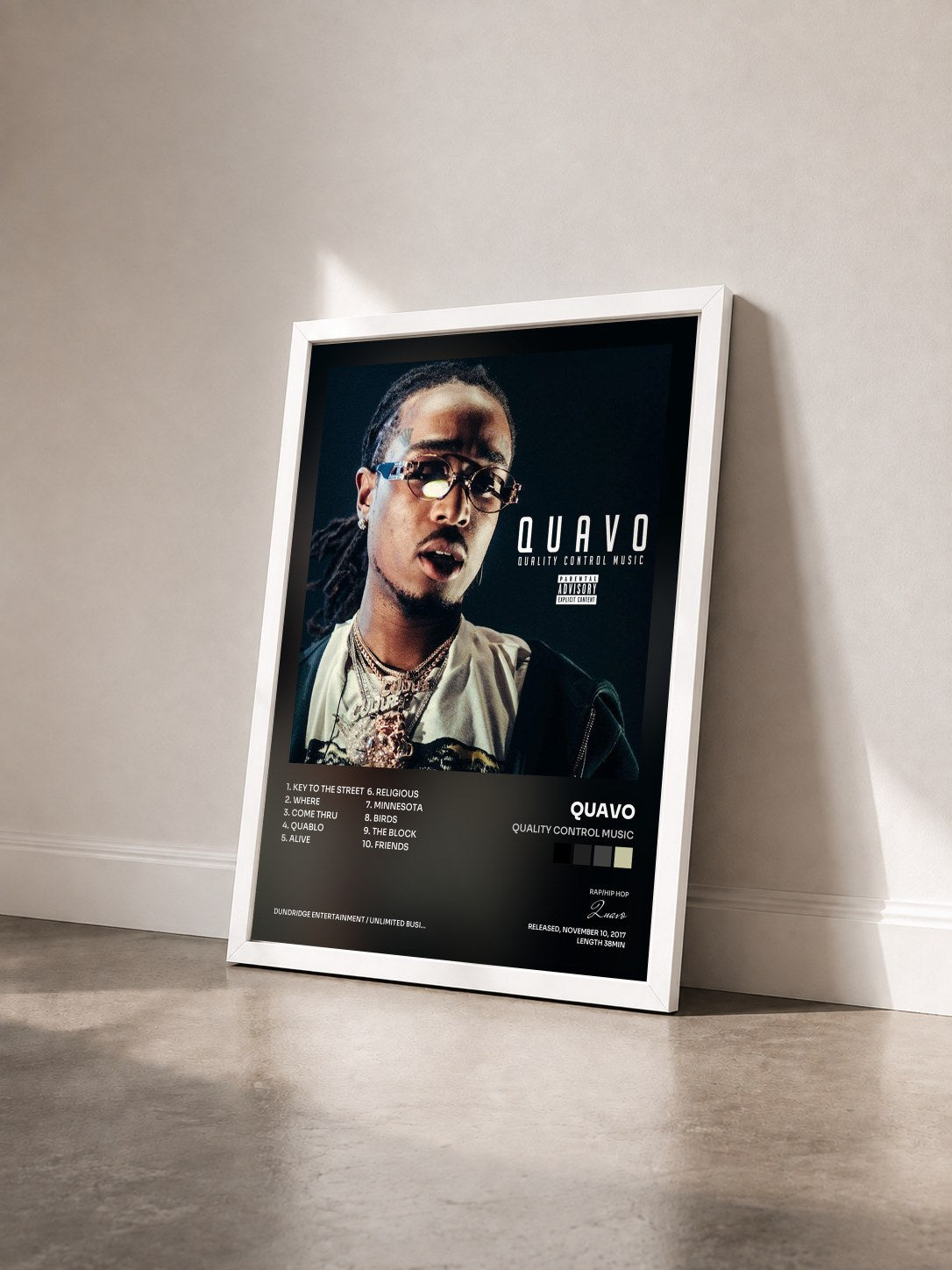 #blanc Quality Control Music von Quavo als gerahmter Kunstdruck von schräg gesehen, weißer Rahmen