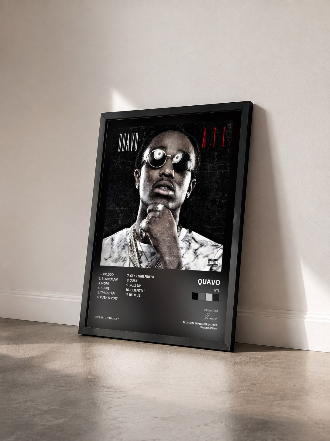 #noir ATL von Quavo als gerahmter Kunstdruck von schräg gesehen, schwarzer Rahmen