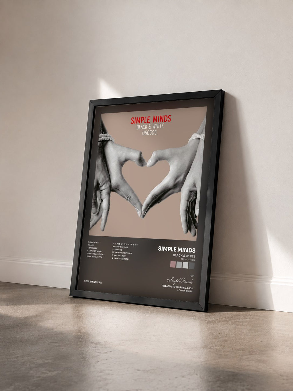 #noir Black & White (Deluxe Edition) di Simple Minds in stampa incorniciata vista di tre quarti, cornice nera