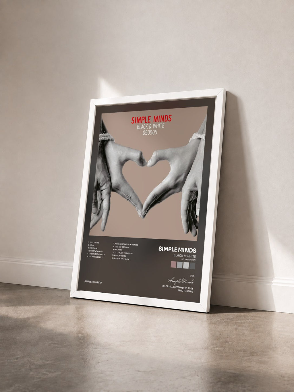 #blanc Black & White (Deluxe Edition) di Simple Minds in stampa incorniciata vista di tre quarti, cornice bianca