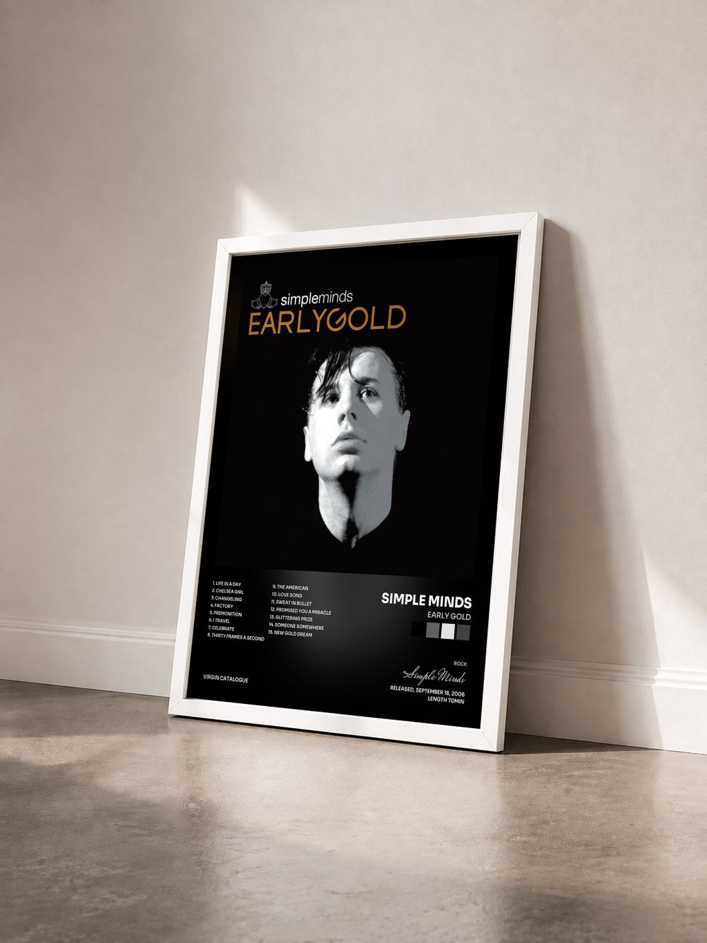#blanc Early Gold von Simple Minds als gerahmter Kunstdruck von schräg gesehen, weißer Rahmen