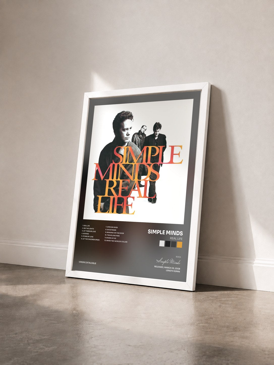 #blanc Real Life di Simple Minds in stampa incorniciata vista di tre quarti, cornice bianca