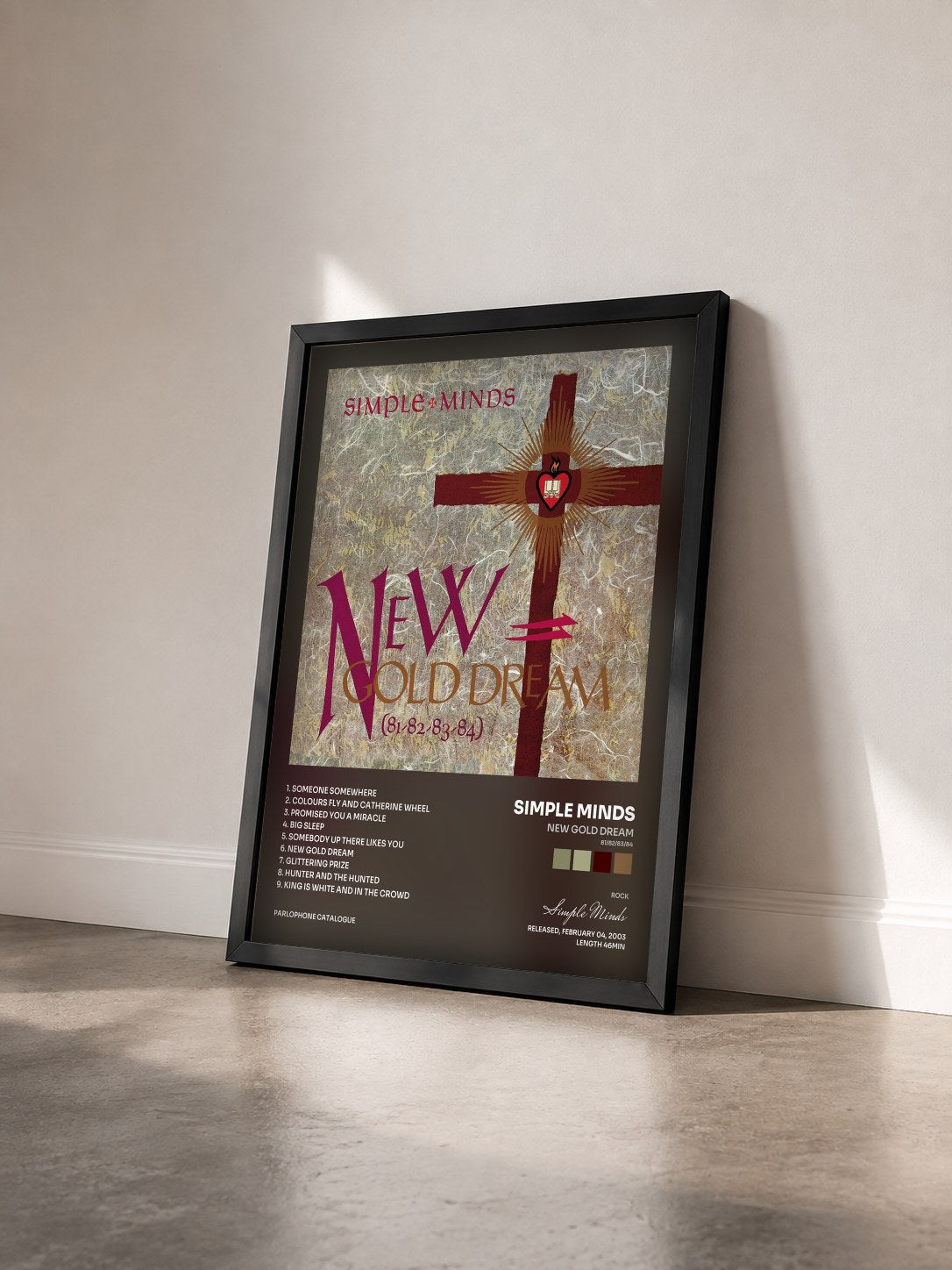 #noir New Gold Dream (81/82/83/84) di Simple Minds in stampa incorniciata vista di tre quarti, cornice nera