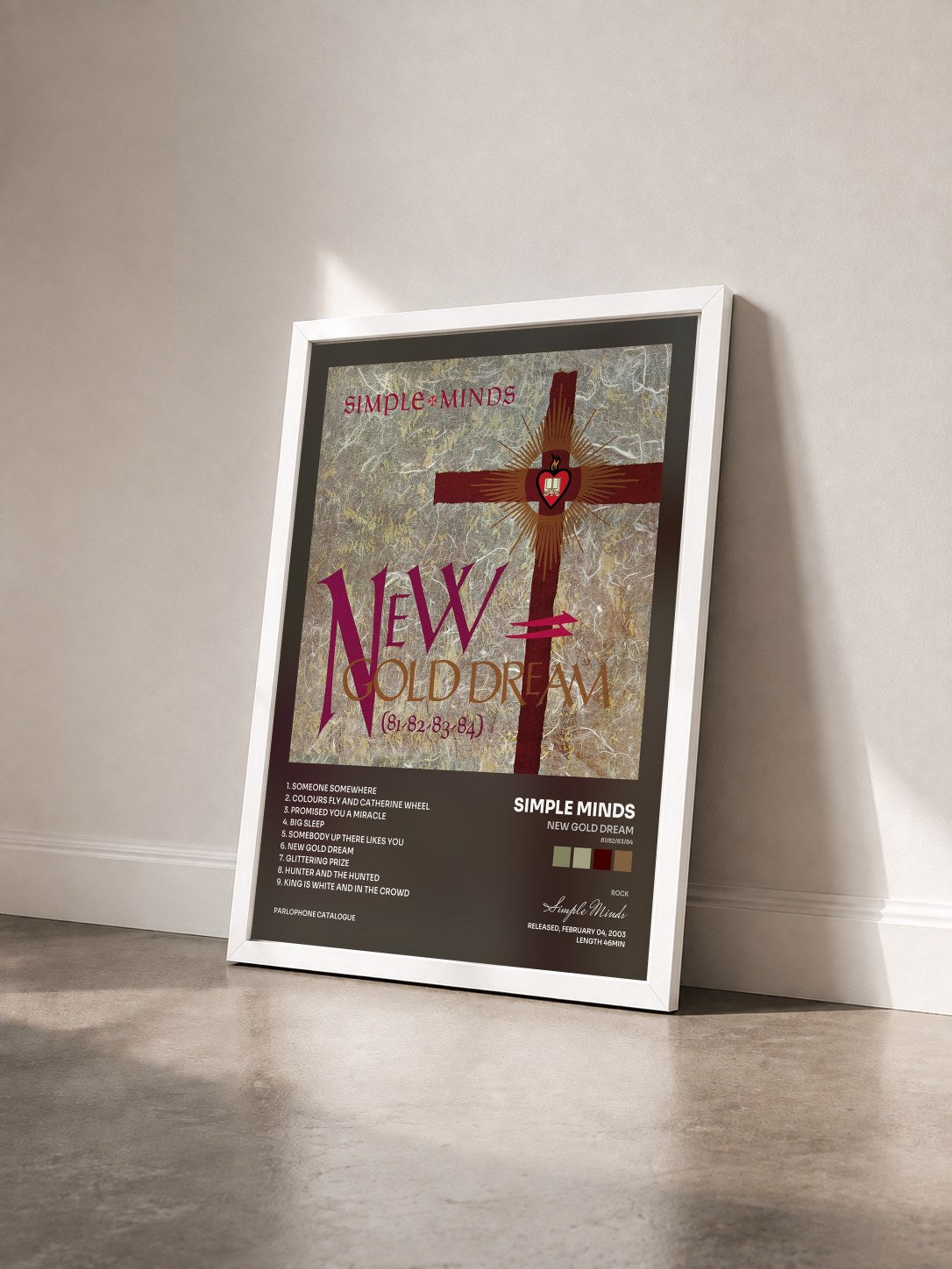 #blanc New Gold Dream (81/82/83/84) di Simple Minds in stampa incorniciata vista di tre quarti, cornice bianca