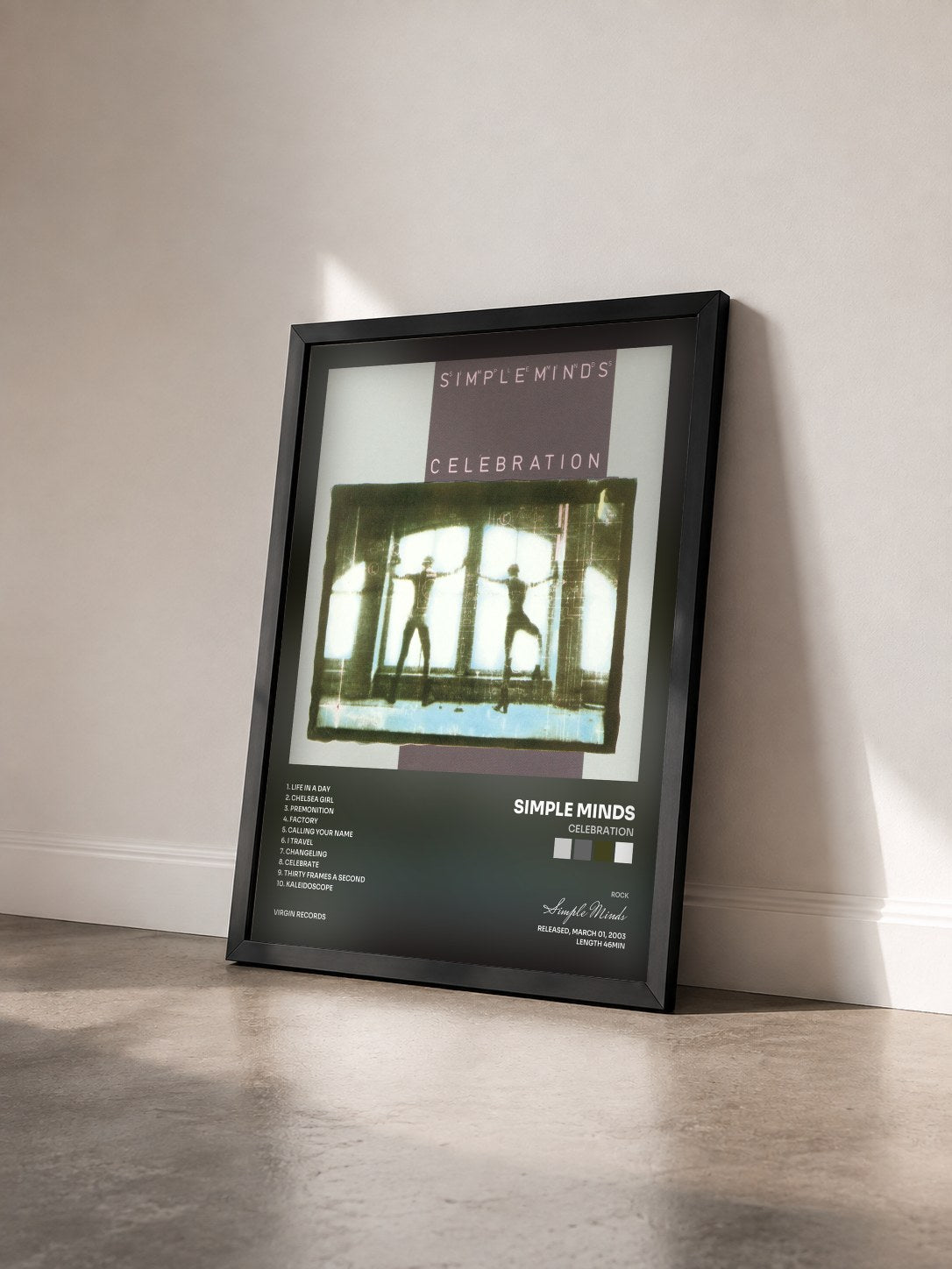 #noir Celebration di Simple Minds in stampa incorniciata vista di tre quarti, cornice nera