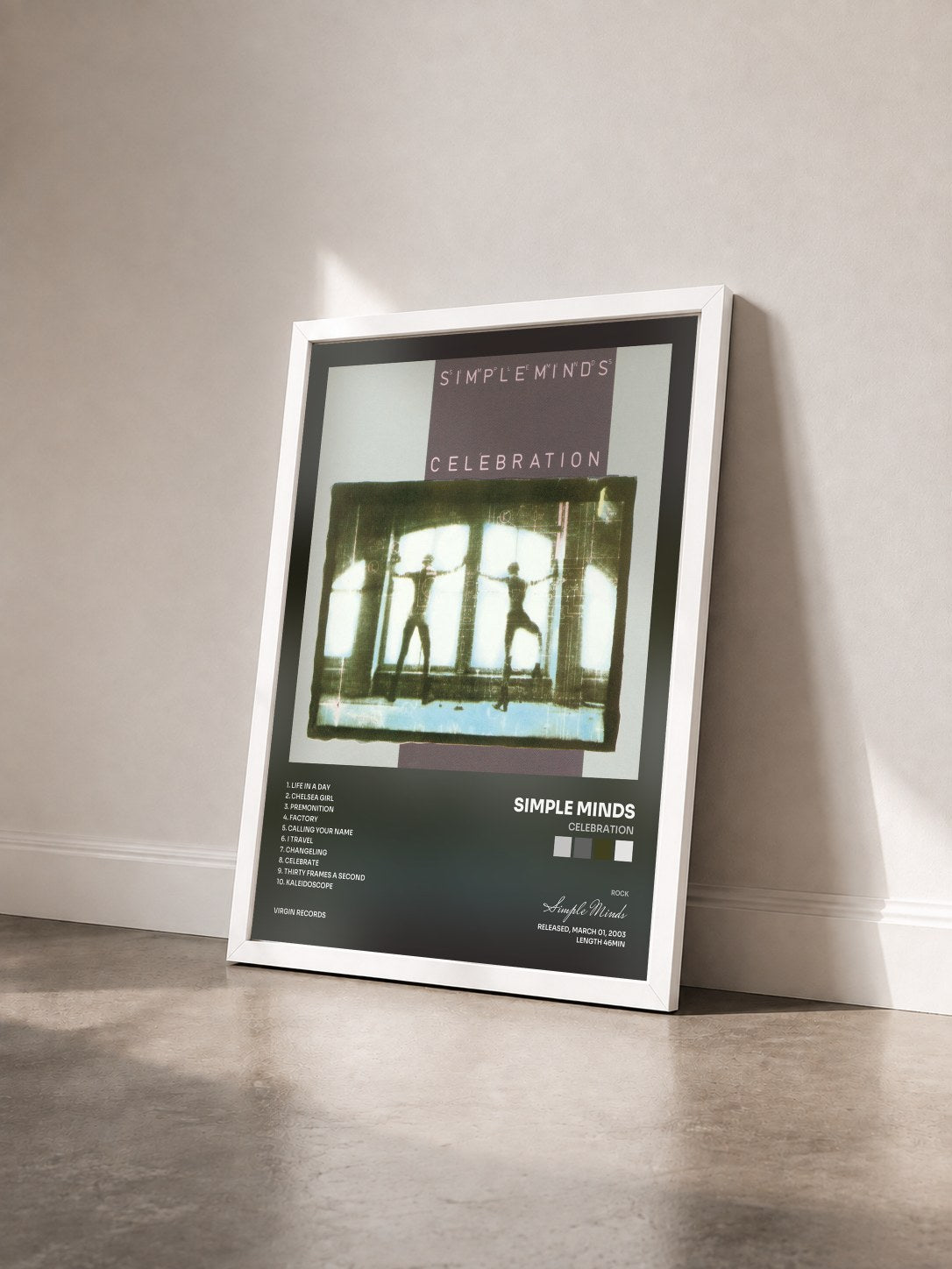#blanc Celebration di Simple Minds in stampa incorniciata vista di tre quarti, cornice bianca