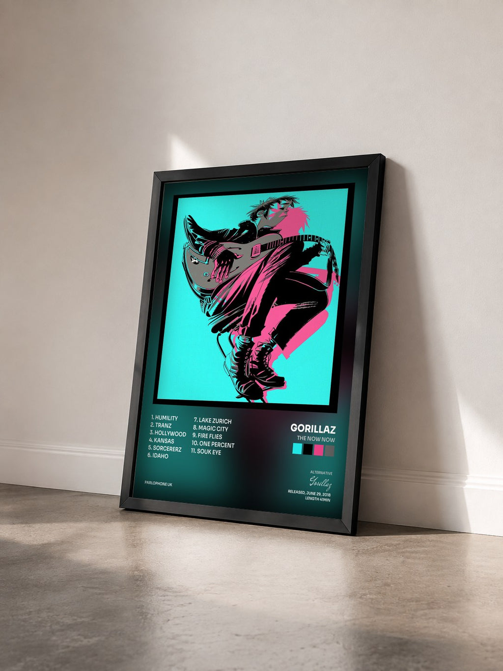 #noir Tableau de l'album The Now Now de Gorillaz vu de trois quarts, cadre noir