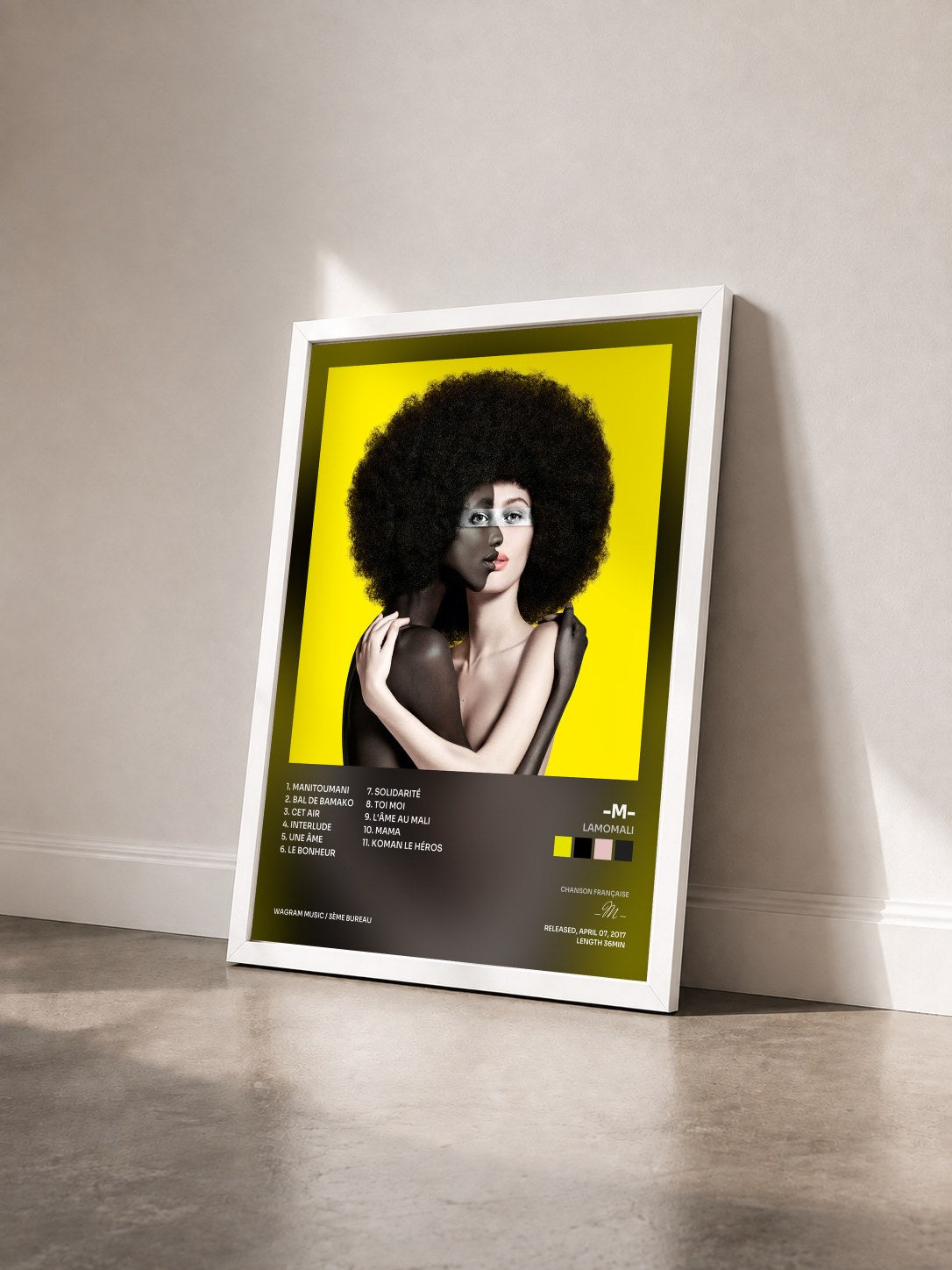 #blanc Tableau de l'album Lamomali de -M- vu de trois quarts, cadre blanc