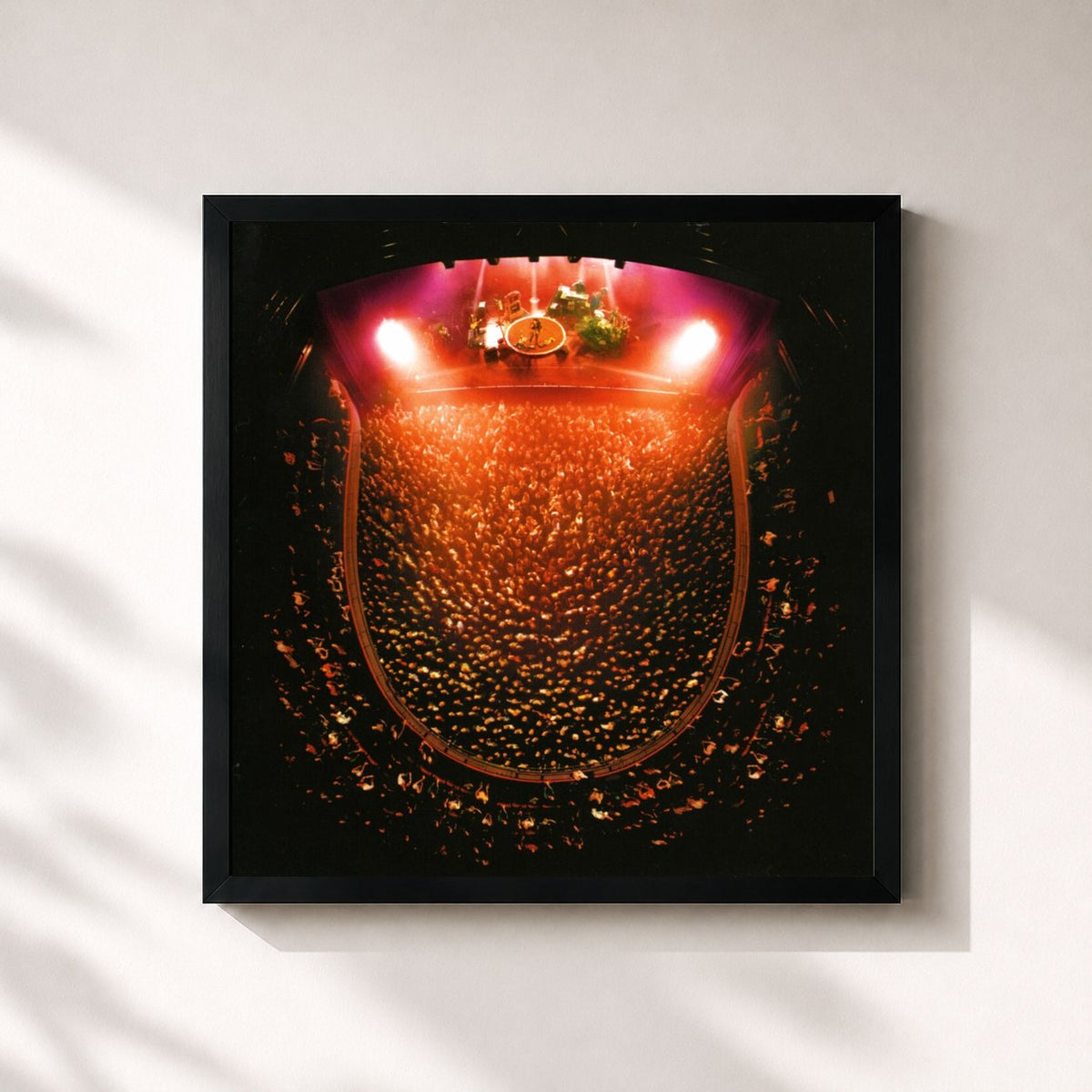 #noir le tour von m de -M- als quadratischer Kunstdruck, schwarzer Rahmen 32x32 cm