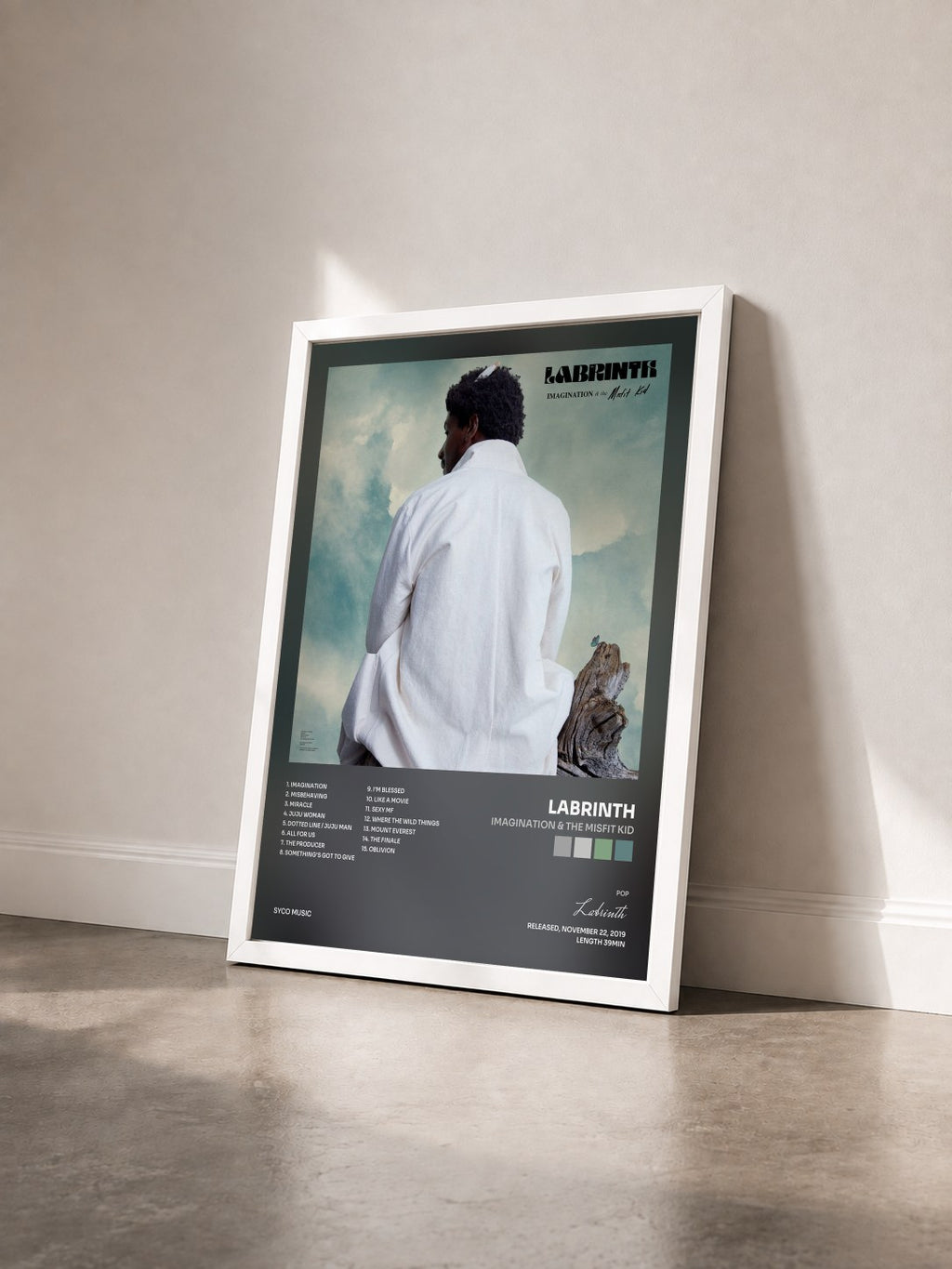#blanc Imagination & the Misfit Kid von Labrinth als gerahmter Kunstdruck von schräg gesehen, weißer Rahmen