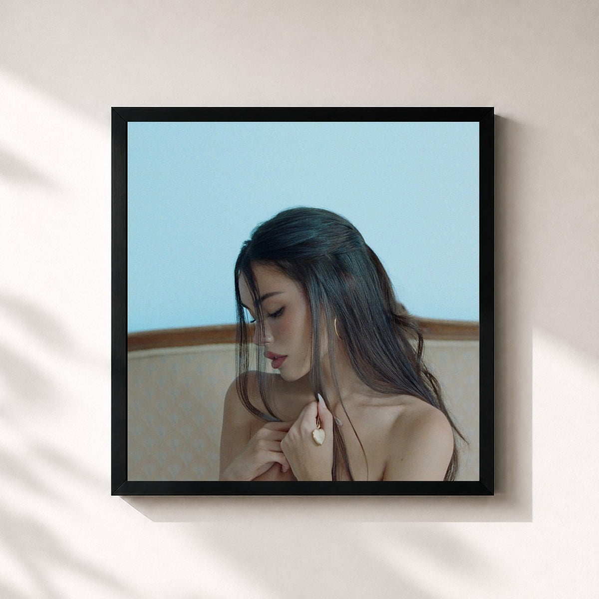 #noir Tableau carré de l'album locket de Madison Beer, cadre noir 32x32 cm