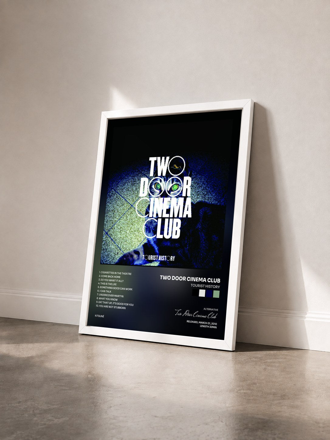 #blanc Tableau de l'album Tourist History de Two Door Cinema Club vu de trois quarts, cadre blanc