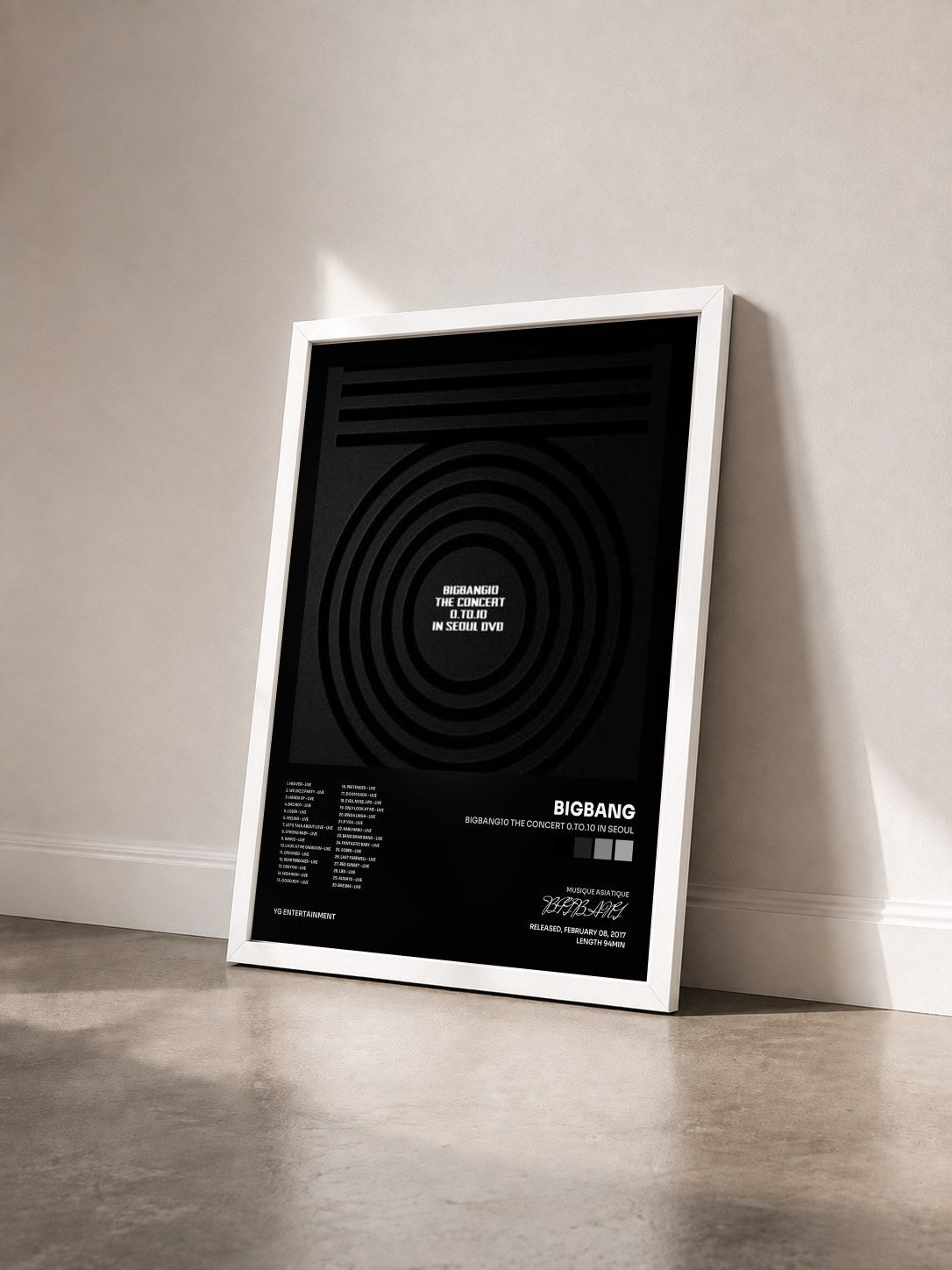 #blanc Tableau de l'album BIGBANG10 THE CONCERT 0.TO.10 IN SEOUL de BIGBANG vu de trois quarts, cadre blanc